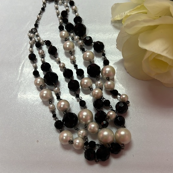 🖤WHITE HOUSE BLACK MARKET PEARL & BLACK 3 STEAND ADJUSTABLE 17” NECKLACE 🖤 - Picture 2 of 14
